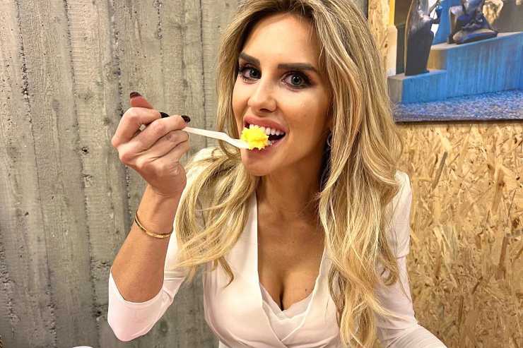 Michela Persico cena scollatura esplosiva