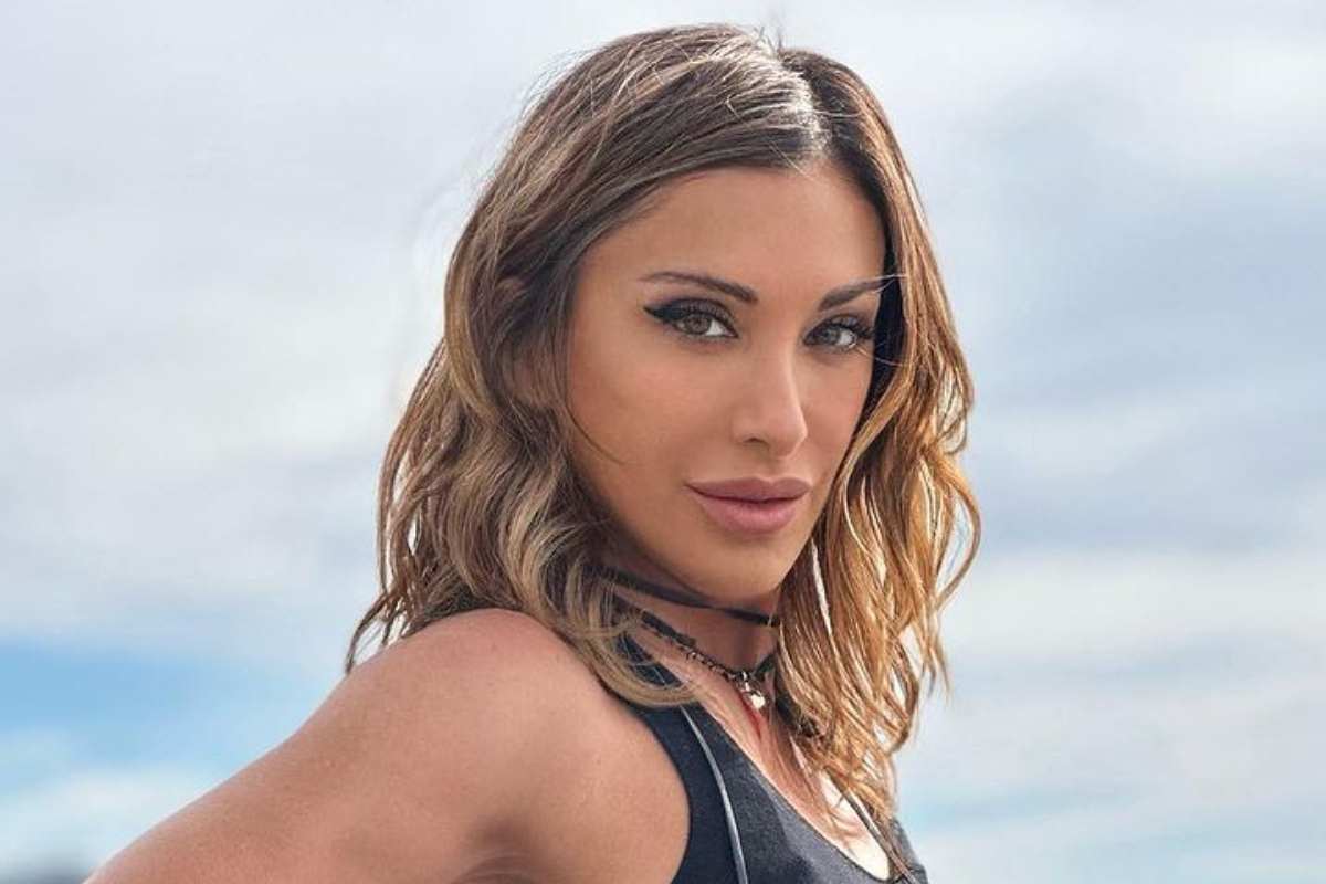 Sabrina Salerno foto esplosiva maglietta trasparente